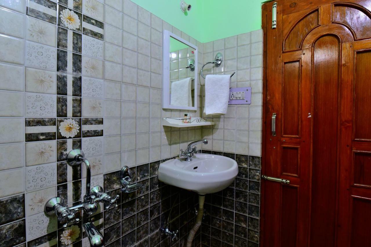 Capital O 38846 Varsha Inn Haripūr Exterior foto